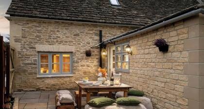 Homestead - Cosy Cotswolds Cottage with Hot Tub