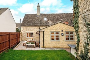 Outdoor dining - Homestead - Cosy Cotswolds Cottage with Hot Tub (South Cerney)