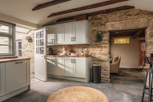 Homestead - Cosy Cotswolds Cottage with Hot Tub