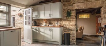 Homestead - Cosy Cotswolds Cottage with Hot Tub