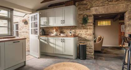 Homestead - Cosy Cotswolds Cottage with Hot Tub