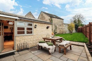 Outdoor dining - Homestead - Cosy Cotswolds Cottage with Hot Tub (South Cerney)