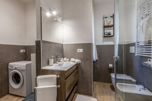 Regadera, secadora de cabello, bidet, toallas 