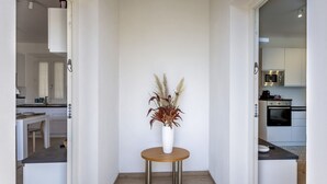 Una cocina moderna con armarios blancos, un microondas y una estufa.