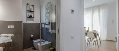 Dusche, Haartrockner, Bidet, Handtücher