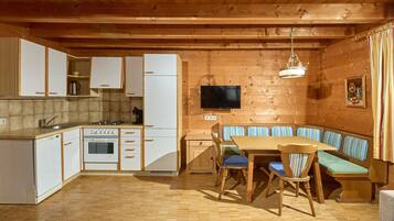Kühlschrank, Ofen, Geschirrspüler, Wasserkocher mit Kaffee-/Teezubehör