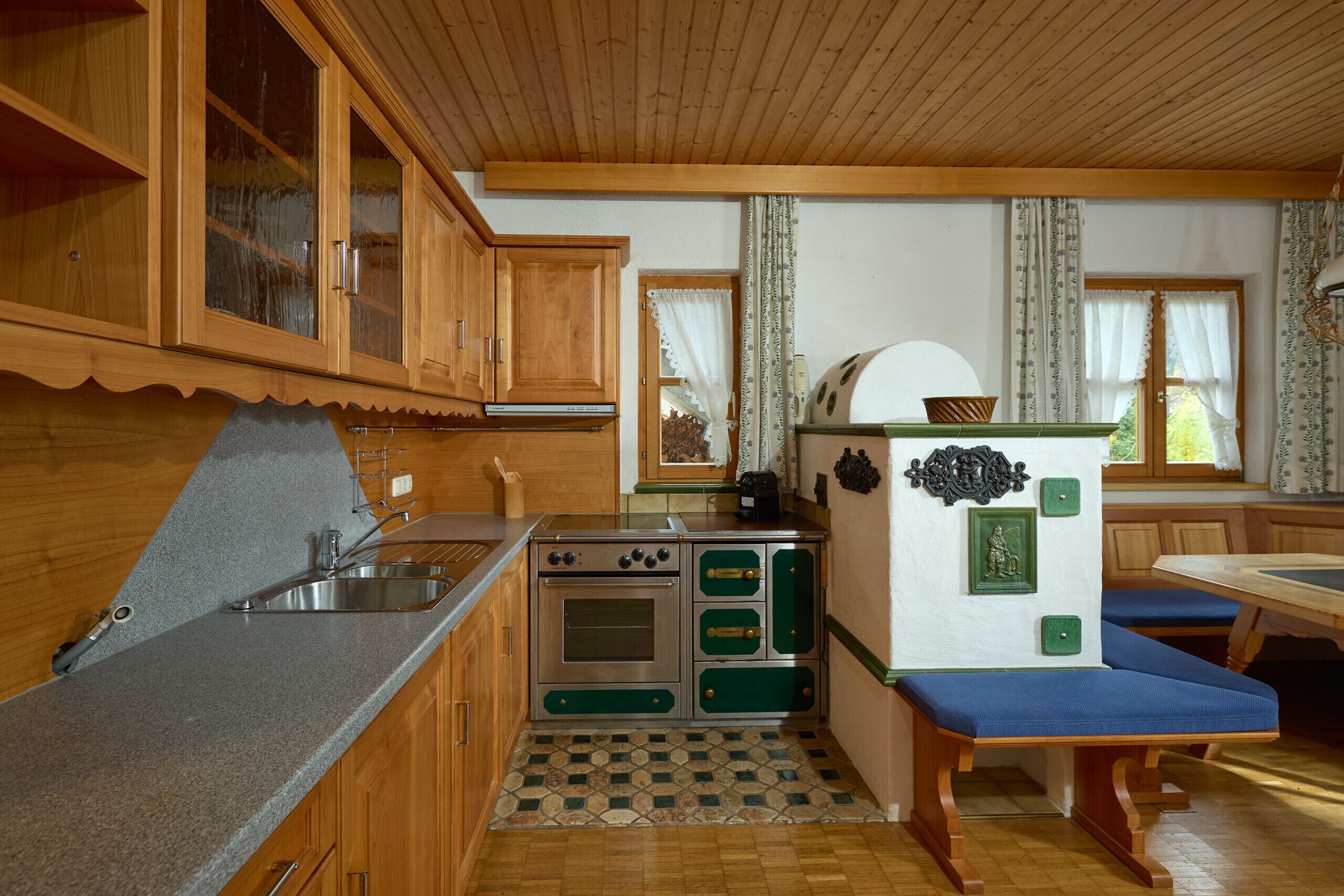 Fridge, oven, dishwasher, coffee/tea maker