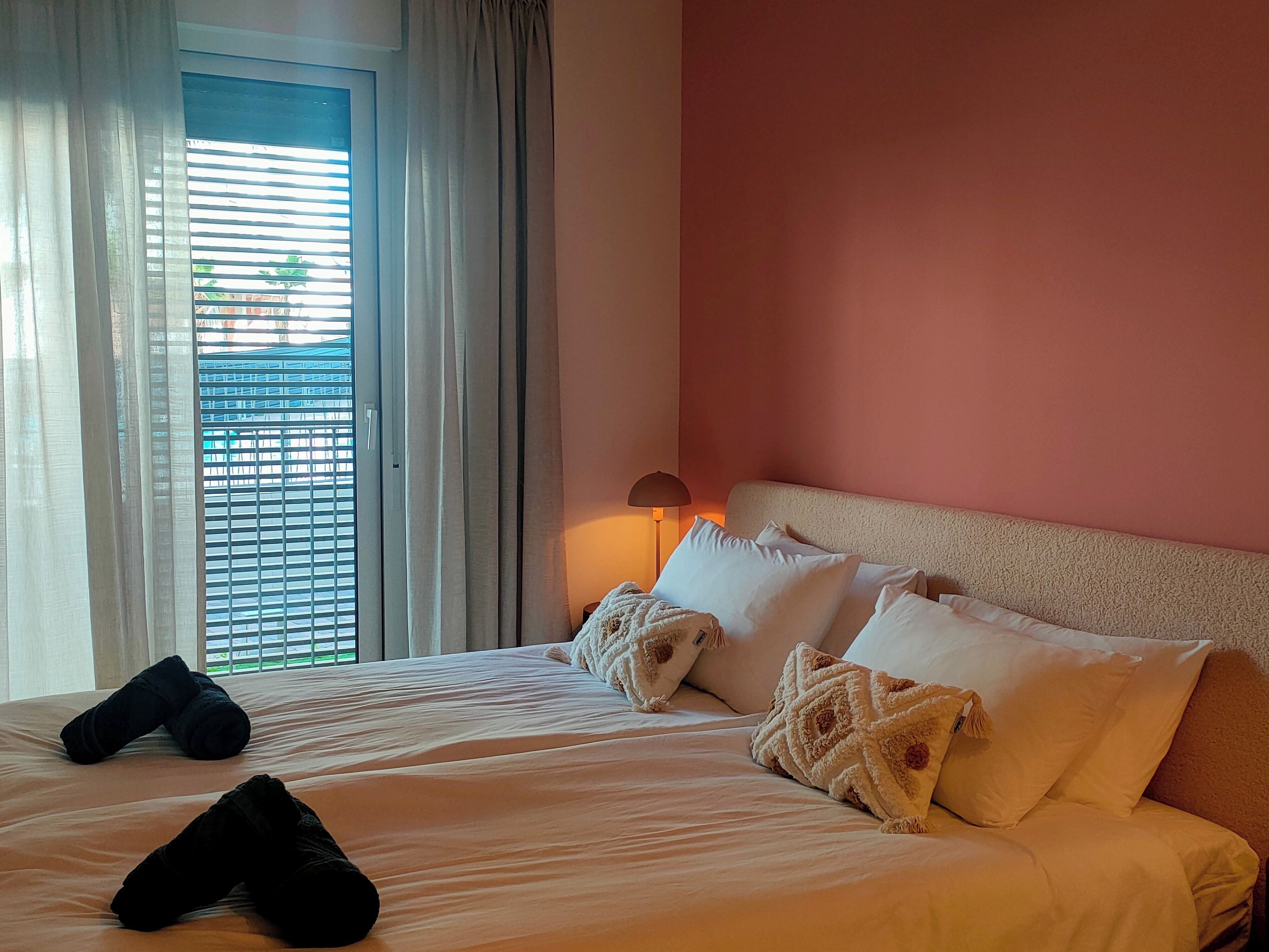 2 عدّة غرف نوم وواي فاي مجانًا وملاءات أسرّة