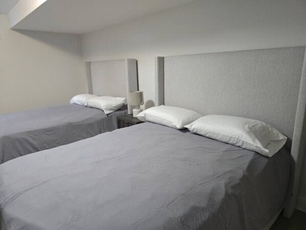 2 chambres, coffres-forts dans les chambres, fer et planche à repasser