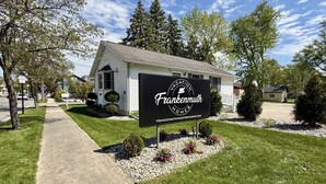 Een vakantiehuis genaamd Frankenmuth, met een verzorgd gazon en een heldere lucht.