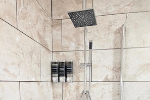 Baignoire relaxante profonde, sèche-cheveux, serviettes fournies