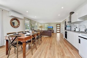 Interior - Rose at the Vineyard (Pokolbin)