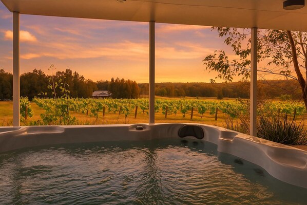 Outdoor spa tub - Rose at the Vineyard (Pokolbin)