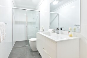Shower, hair dryer, towels, shampoo - Shiraz Homestead (Pokolbin)