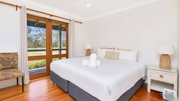 5 bedrooms, iron/ironing board, WiFi, bed sheets