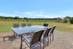 تناول الطعام بالخارج