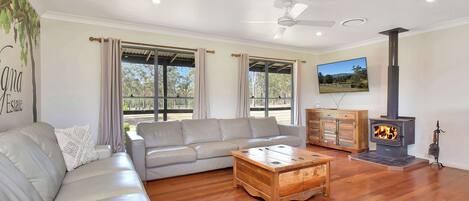 Televisie en een open haard