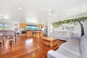 TV, fireplace - Stay at Shiraz Summar (Pokolbin)