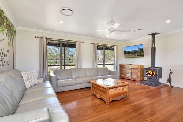 TV, fireplace - Stay at Shiraz Summar (Pokolbin)