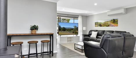 Télévision, cheminée, chaîne hi-fi, espaces bureaux