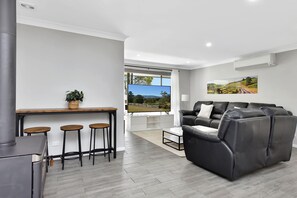 TV, fireplace, stereo, offices - Duckenfield Haven Sum (Duckenfield)