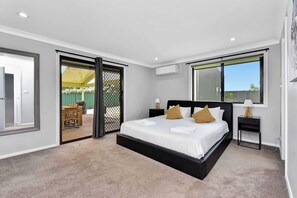 4 bedrooms, desk, iron/ironing board, WiFi