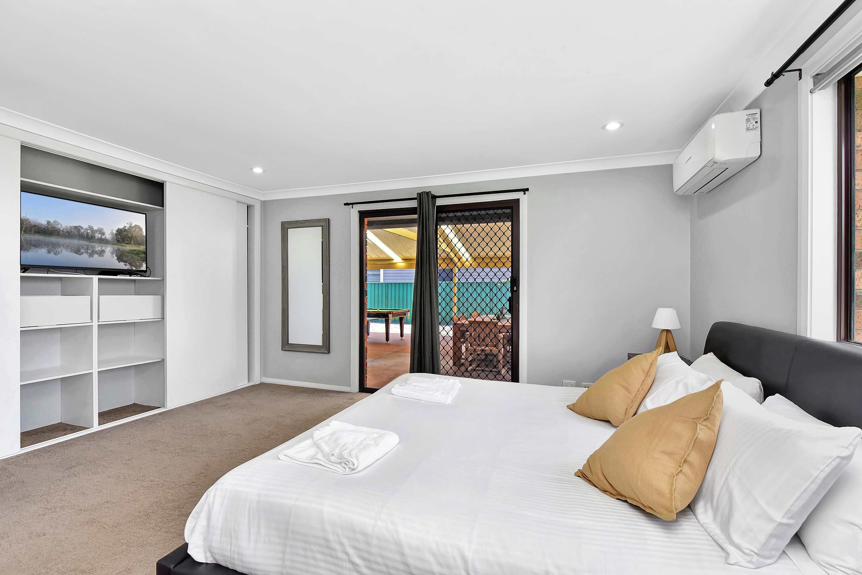 4 bedrooms, desk, iron/ironing board, WiFi