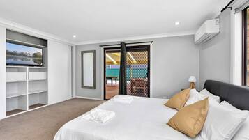 4 bedrooms, desk, iron/ironing board, WiFi