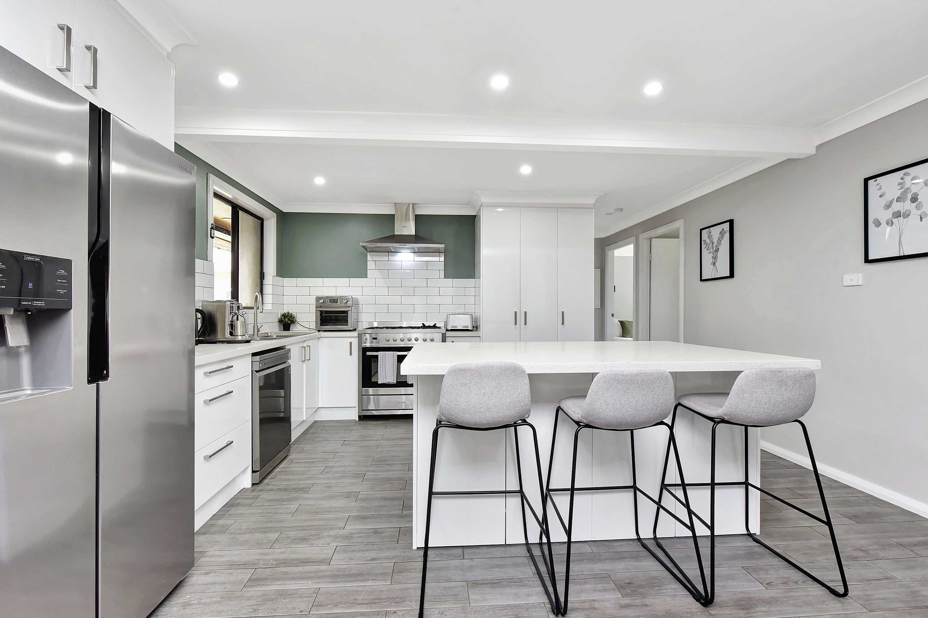 Kühlschrank, Mikrowelle, Ofen, Herdplatte