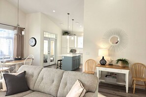 Smart TV, fireplace, ping pong - qtCottage #1 (Osoyoos)