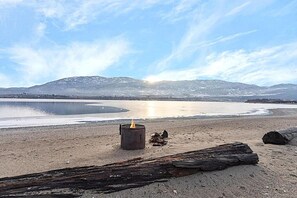 Beach nearby - qtCottage #1 (Osoyoos)