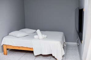 Cortinas blackout, tabla de planchar con plancha y wifi gratis 