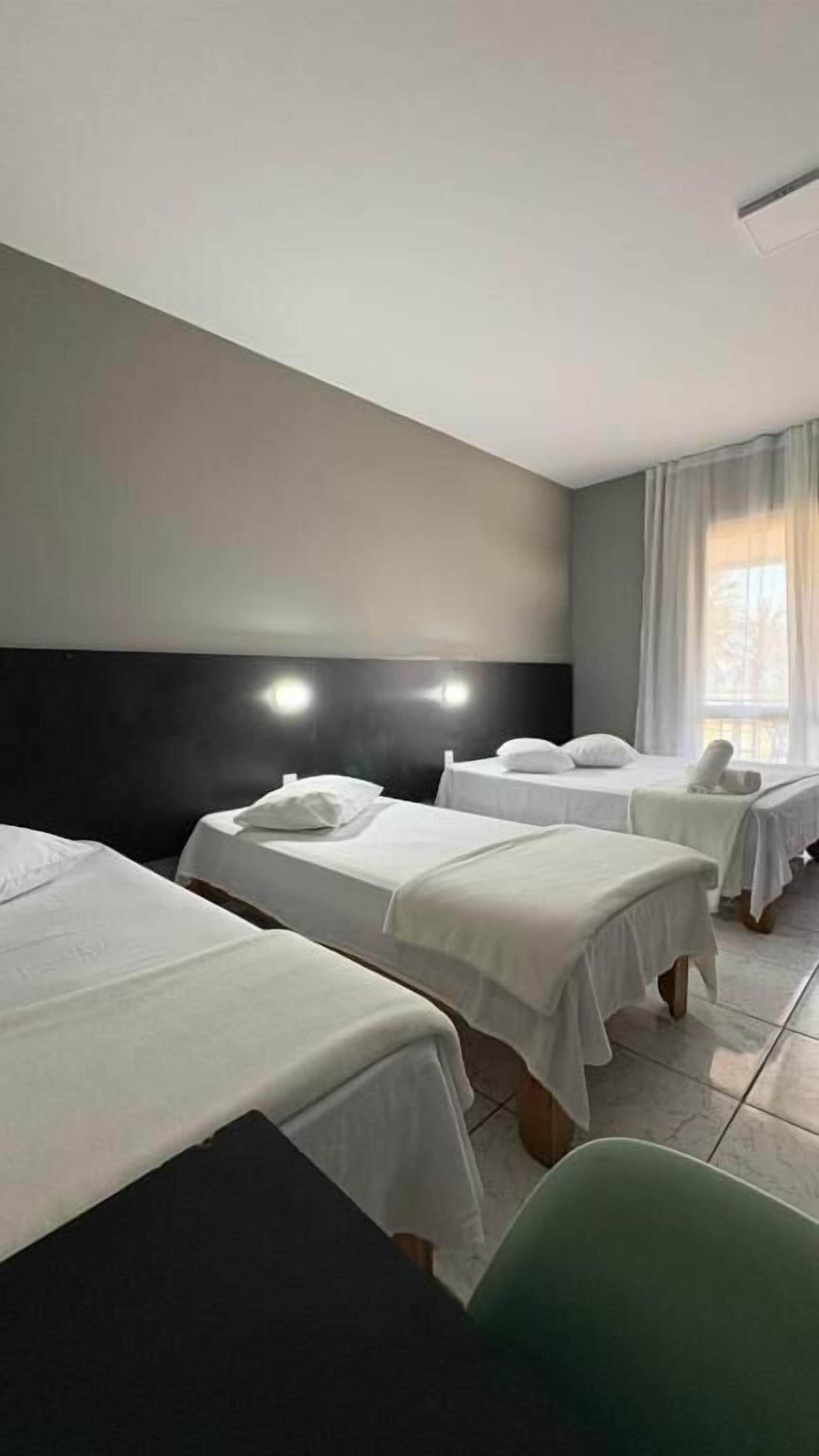 Suíte superior, sacada, vista para o mar | Cortinas blackout, ferros/tábuas de passar roupa, Wi-Fi de cortesia