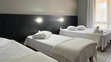 Suíte superior, sacada, vista para o mar | Cortinas blackout, ferros/tábuas de passar roupa, Wi-Fi de cortesia