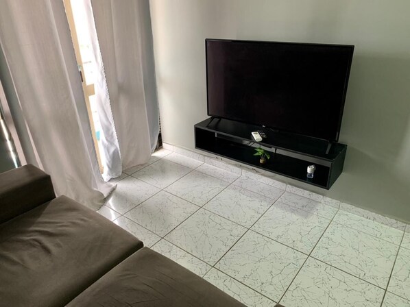 Cortinas blackout, tabla de planchar con plancha y wifi gratis 