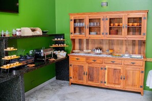 Termasuk sarapan bufet setiap hari