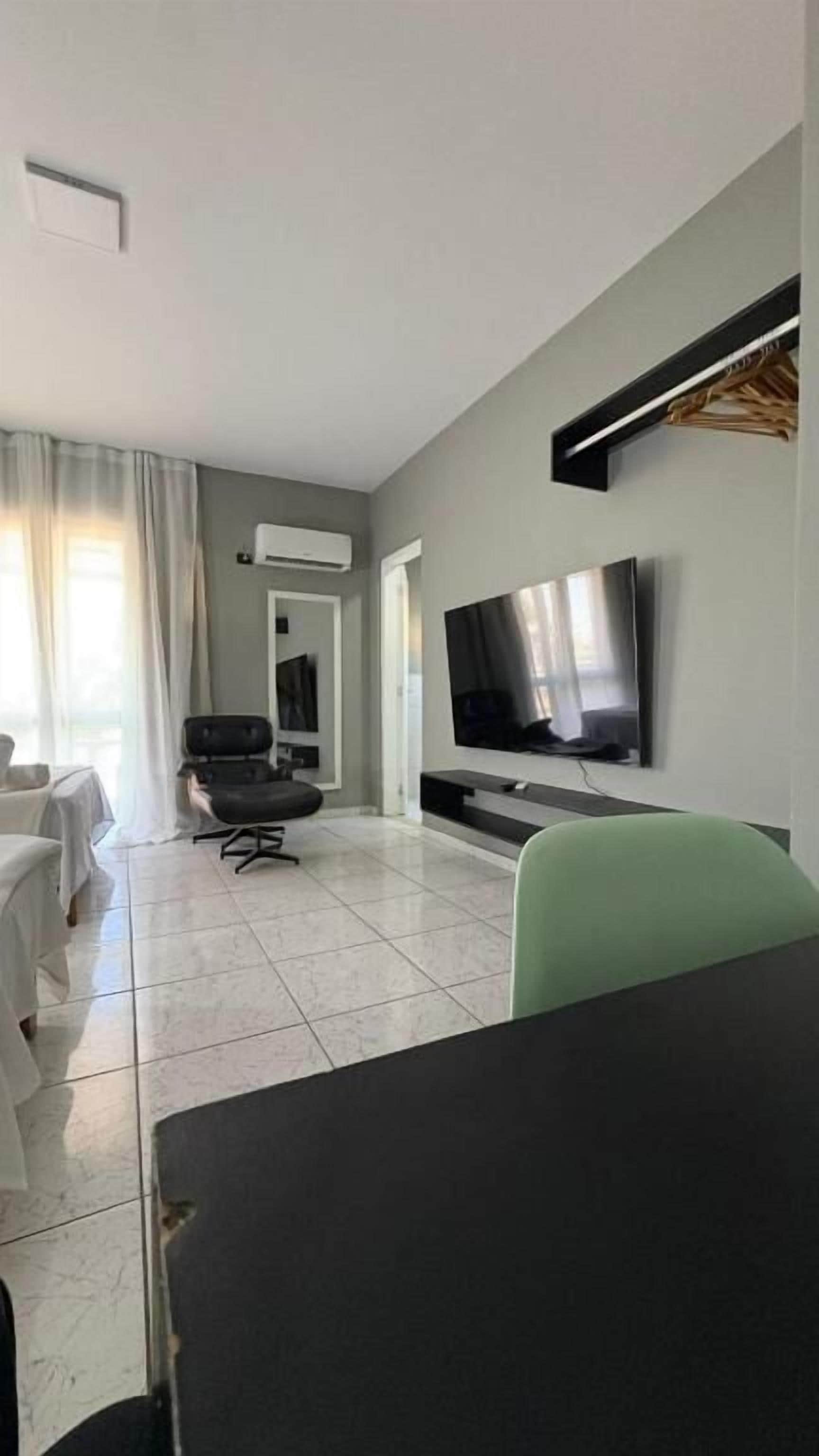 高级套房, 阳台, 海景 | 遮光窗帘、熨斗/熨板、免费 WiFi