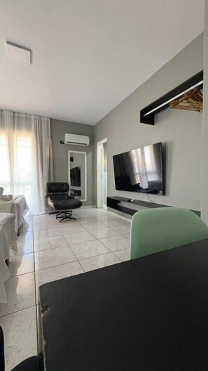 Cortinas blackout, tabla de planchar con plancha y wifi gratis 