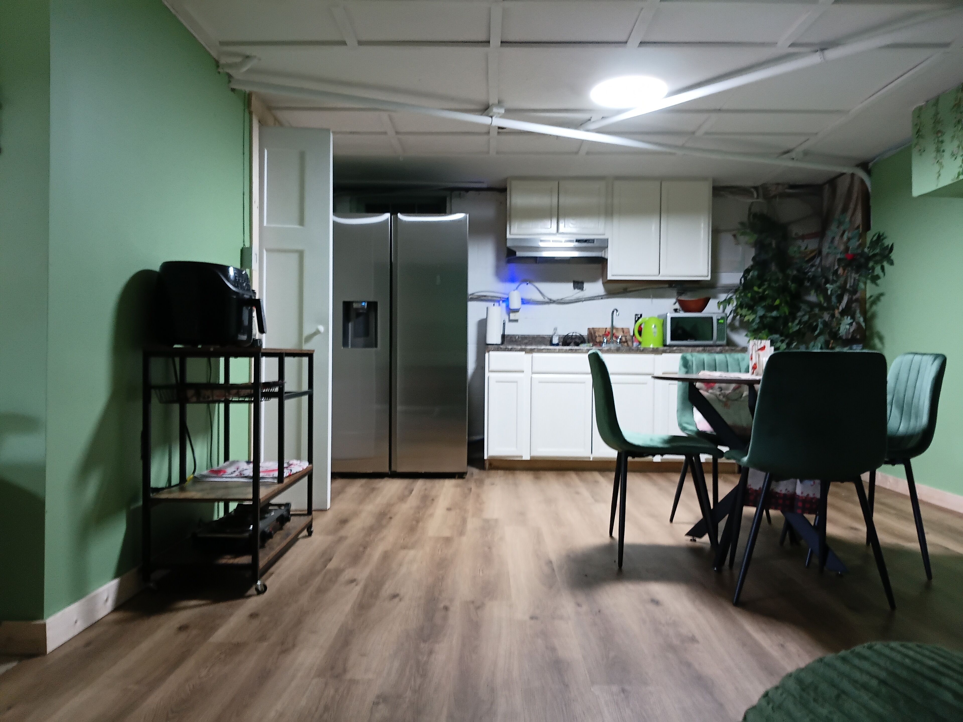 Kjøleskap, kaffetrakter/tekoker, brødrister og ismaskin