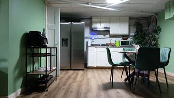 Kjøleskap, kaffetrakter/tekoker, brødrister og ismaskin