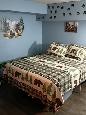 1 bedroom, desk, free WiFi, bed sheets - Charming 1-bedroom lower level house in Wytheville close to downtown. Sleeps 6-7 (Wytheville)