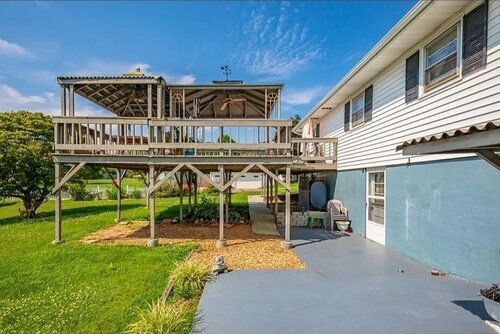 Charming 1-bedroom lower level house in Wytheville close to downtown. Sleeps 6-7