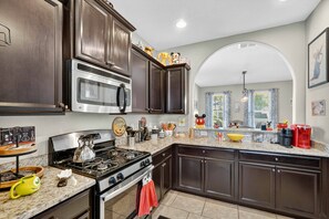 Fridge, microwave, oven, stovetop - Outstanding Oakbourne - Disney Palace 5 BR + Pool (Davenport)
