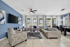 TV - Opulent Oakbourne - Gorgeous 7 Bedroom Pool Home (Davenport)