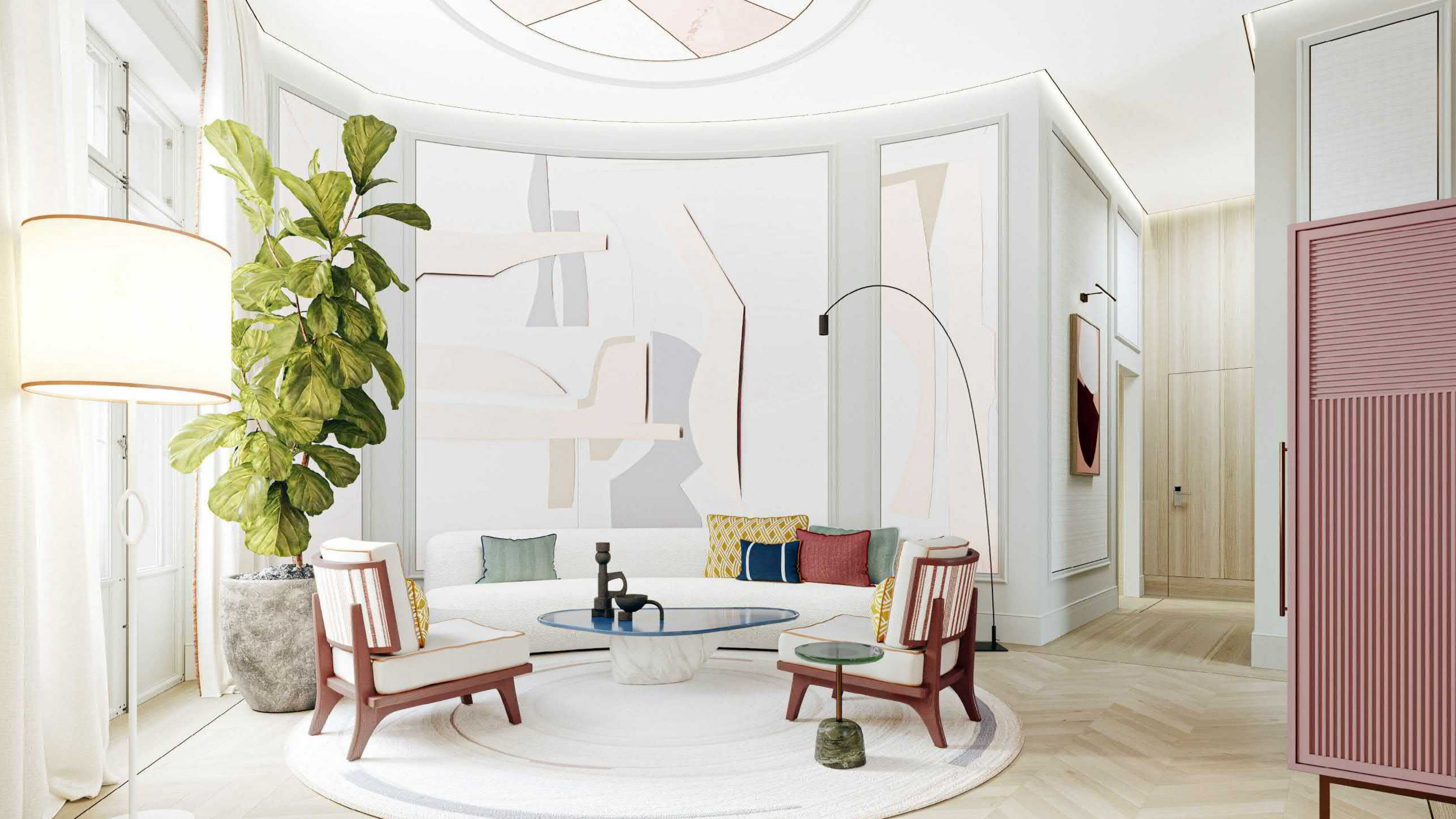 Una sala de estar moderna con una mesa redonda, dos sillones, un sofá con cojines de colores, una planta grande en maceta y arte abstracto en la pared.