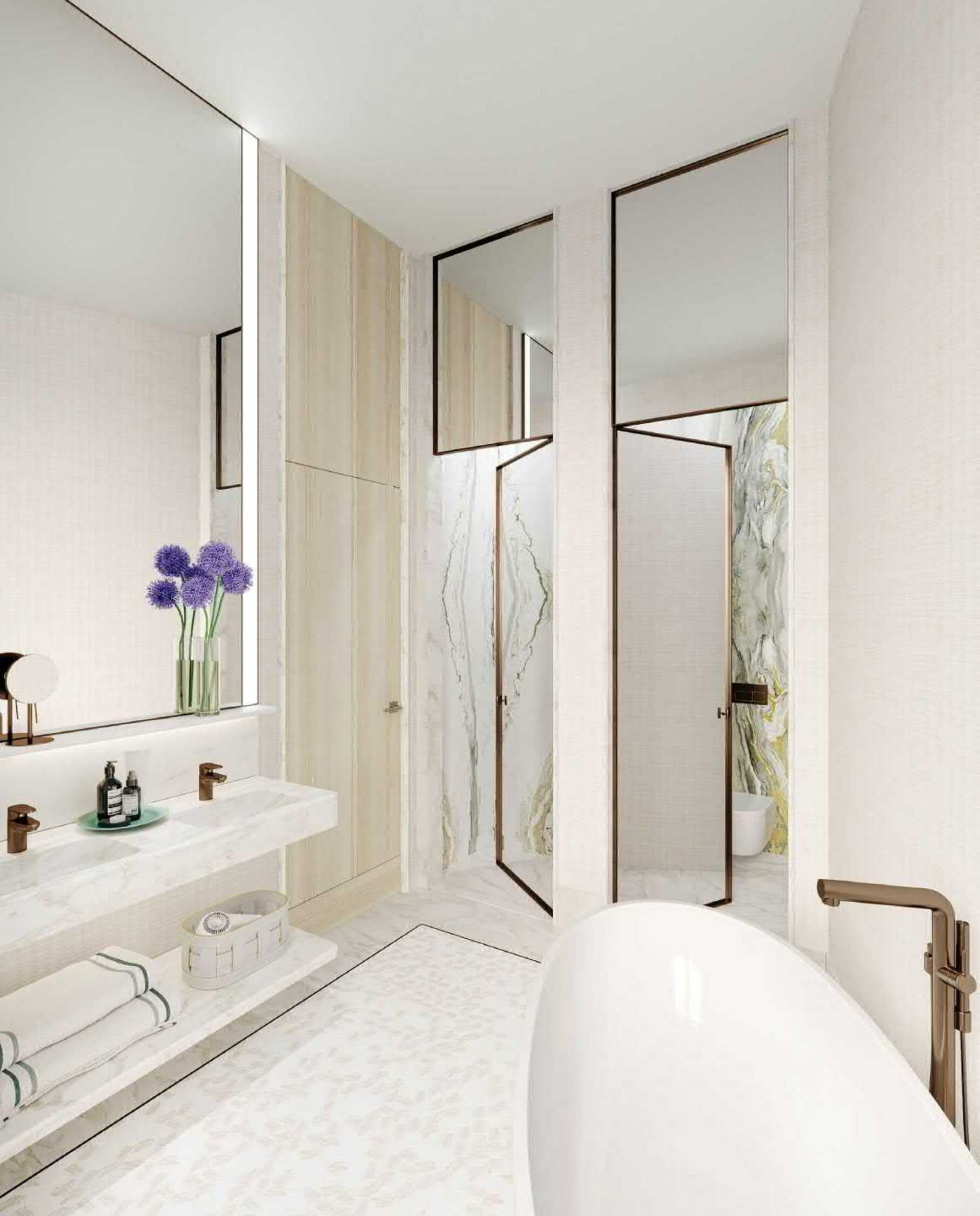 Une salle de bain moderne avec une baignoire sur pieds, un grand miroir et un meuble-lavabo avec un pare-éclaboussures en marbre.