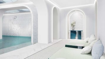 Una piscina techada, una piscina al aire libre de temporada, sombrillas