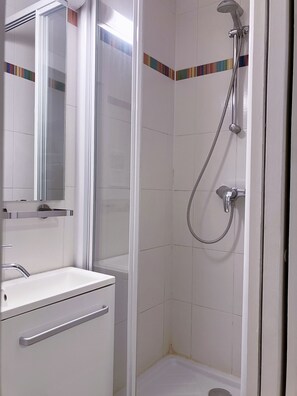Secador de cabelo, toalhas de banho, sabonete, shampoo