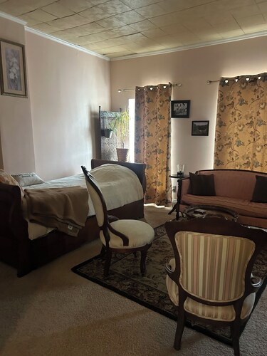 Enchanting Historic Spa Loft. 3rd story private deck/jetted tub/Heart of Madison