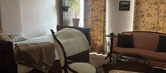 Enchanting Historic Spa Loft. 3rd story private deck/jetted tub/Heart of Madison